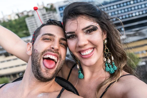 Pareja Tomando Selfie Una Fiesta Disfraces — Foto de Stock