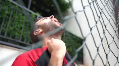 Bir maçta tribünlerin çit izlerken fan