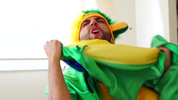 Brasilianischer Fan Feiert Hause — Stockvideo
