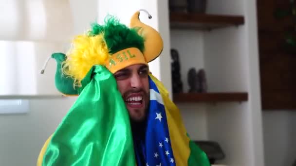 Brasilianischer Fan Feiert Hause — Stockvideo