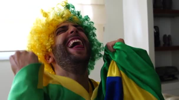 Brasilianischer Fan Feiert Hause — Stockvideo