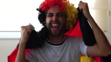 Alman Fan evde kutlama