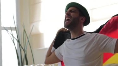 Alman Fan evde kutlama