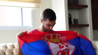 Sırp Fan evde kutlama