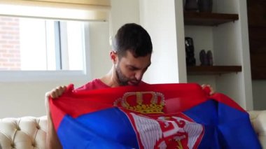 Sırp Fan evde kutlama