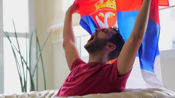 Σέρβικα Fan Γιορτάζει Στο Σπίτι — Αρχείο Βίντεο