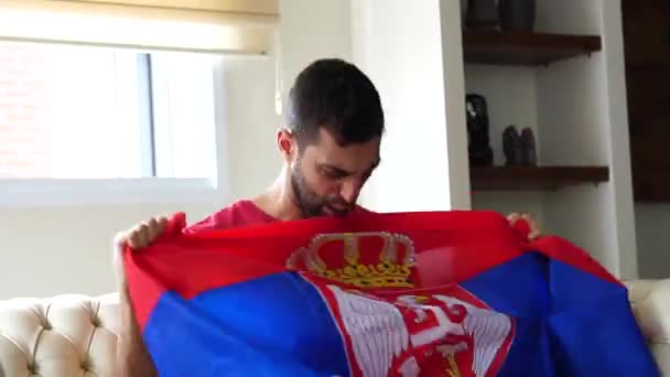 Abanico Serbio Celebrando Casa — Vídeos de Stock