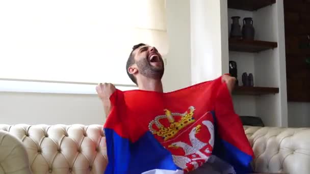 Serbischer Fan Feiert Hause — Stockvideo