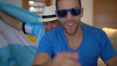 Arjantin baba ve izlemek ve bir futbol oyunu kutluyor oğlu hayranları