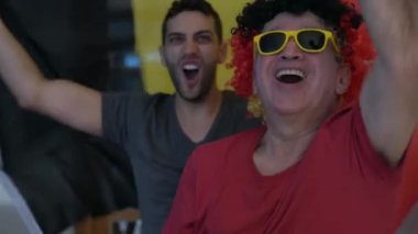 Belçika baba ve izlemek ve bir futbol oyunu kutluyor oğlu hayranları
