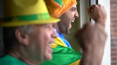 Baba ve oğul Brezilya zaferini kutluyor