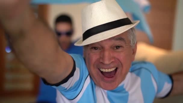 Argentina Padre Hijo Fans Viendo Celebrando Juego Fútbol — Vídeos de Stock