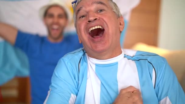 Argentinien Vater Und Sohn Fans Beobachten Und Feiern Ein Fußballspiel — Stockvideo