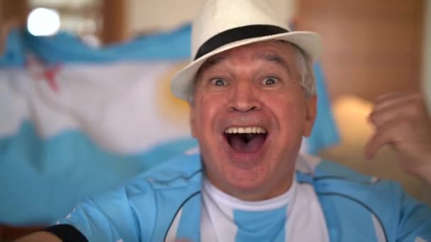 Argentina Padre Hijo Fans Viendo Celebrando Juego Fútbol — Vídeos de Stock