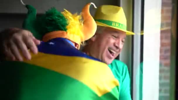 Vater Und Sohn Feiern Brasilianischen Sieg — Stockvideo