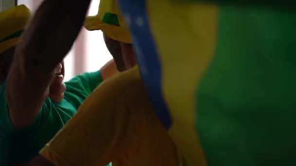 Padre Hijo Celebrando Victoria Brasil — Vídeo de stock