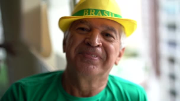 Портрет Бразильского Футбольного Фаната — стоковое видео
