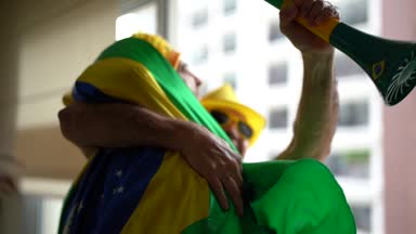 Baba ve oğul Brezilya zaferini kutluyor