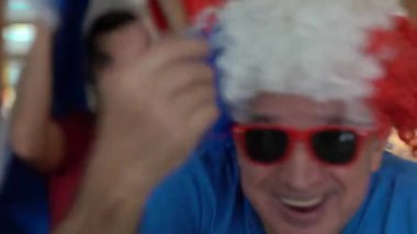 Fransız baba ve izlemek ve bir futbol oyunu kutluyor oğlu hayranları