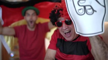 Alman baba ve izlemek ve bir futbol oyunu kutluyor oğlu hayranları
