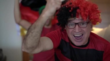 Alman baba ve izlemek ve bir futbol oyunu kutluyor oğlu hayranları