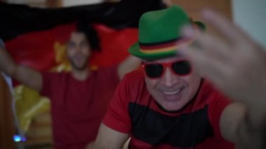 Alman baba ve izlemek ve bir futbol oyunu kutluyor oğlu hayranları