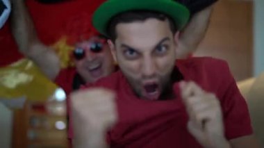 Alman baba ve izlemek ve bir futbol oyunu kutluyor oğlu hayranları