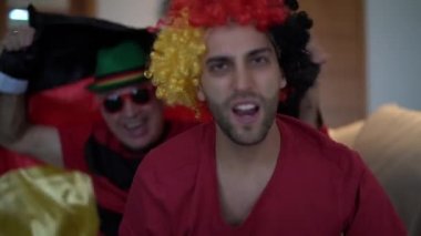 Alman baba ve izlemek ve bir futbol oyunu kutluyor oğlu hayranları