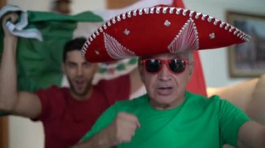 Meksikalı baba ve izlemek ve bir futbol oyunu kutluyor oğlu hayranları