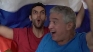 Rus baba ve izlemek ve bir futbol oyunu kutluyor oğlu hayranları