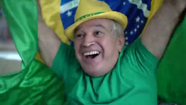 Brasilianischer Fan Beim Zuschauen Und Feiern Eines Fußballspiels — Stockvideo