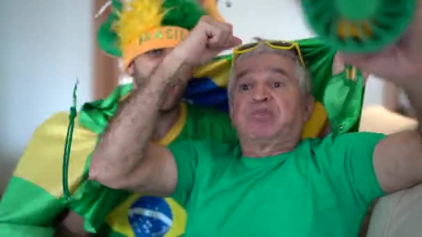 Pai Filho Celebrando Vitória Brasil — Vídeo de Stock