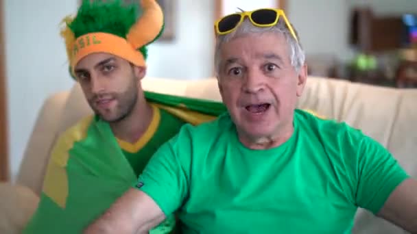 父と息子のブラジルの勝利を祝って — ストック動画
