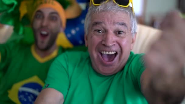 Πατέρας Και Γιος Που Γιορτάζει Νίκη Της Βραζιλίας — Αρχείο Βίντεο