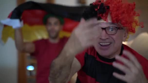 Pai Filho Alemães Fãs Assistindo Celebrando Jogo Futebol — Vídeo de Stock