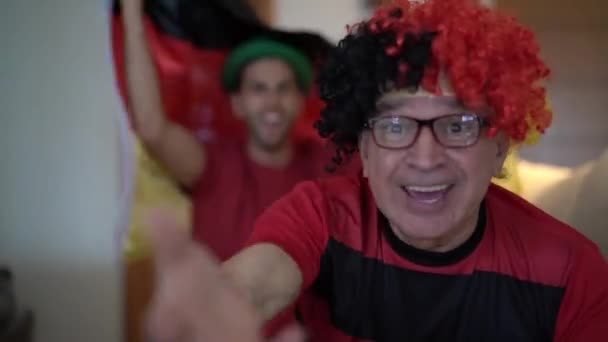 Deutsche Vater Sohn Fans Beim Zuschauen Und Feiern Eines Fußballspiels — Stockvideo