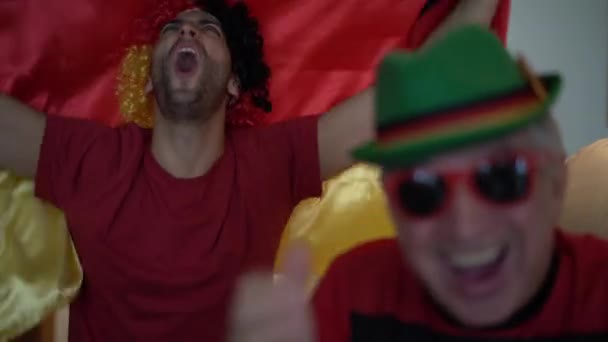 Немецкий Отец Сын Фанаты Смотреть Праздновать Футбольный Матч — стоковое видео