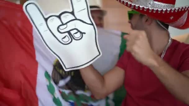 Mexikanische Vater Sohn Fans Beim Zuschauen Und Feiern Eines Fußballspiels — Stockvideo