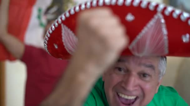 Mexikanische Vater Sohn Fans Beim Zuschauen Und Feiern Eines Fußballspiels — Stockvideo