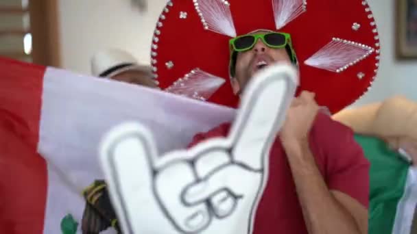 Мексиканские Фанаты Отца Сына Смотрят Празднуют Футбольный Матч — стоковое видео