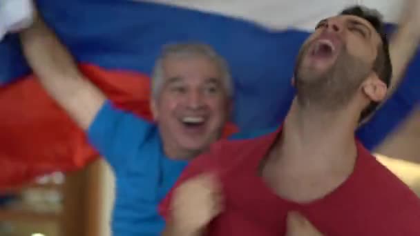 Ρωσική Πατέρας Και Γιος Ανεμιστήρες Βλέποντας Και Γιορτάζει Ένα Παιχνίδι — Αρχείο Βίντεο