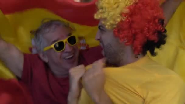 Spaanse Vader Zoon Fans Kijken Het Vieren Van Een Voetbalwedstrijd — Stockvideo