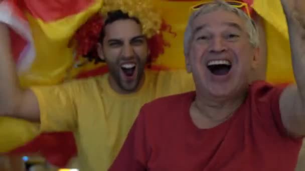 Fans Españoles Del Padre Del Hijo Viendo Celebrando Partido Fútbol — Vídeos de Stock