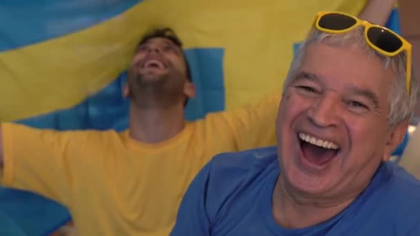 Pai Filho Suecos Fãs Assistindo Celebrando Jogo Futebol — Vídeo de Stock