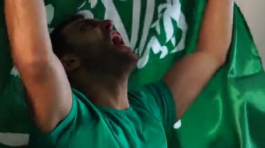 Suudi Arabistan fan bayrağı ile kutluyor