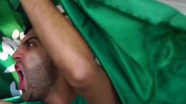 Suudi Arabistan fan bayrağı ile kutluyor