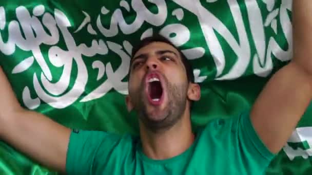 Saudi Arabia Fan Feiert Mit Fahne — Stockvideo