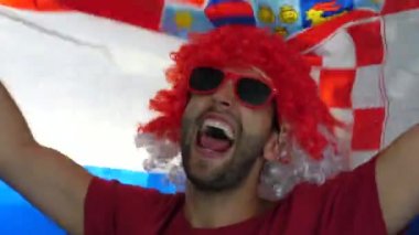 Hırvat fan bayrağı ile kutluyor