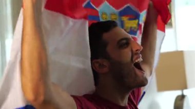 Hırvat fan bayrağı ile kutluyor