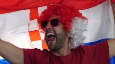 Hırvat fan bayrağı ile kutluyor